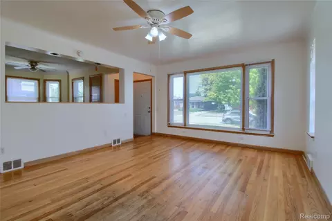 Living - 17084 Stricker Ave, Eastpointe, MI 48021 photo 2 of 4