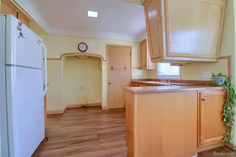 Kitchen - 17084 Stricker Ave, Eastpointe, MI 48021 photo 2 of 4