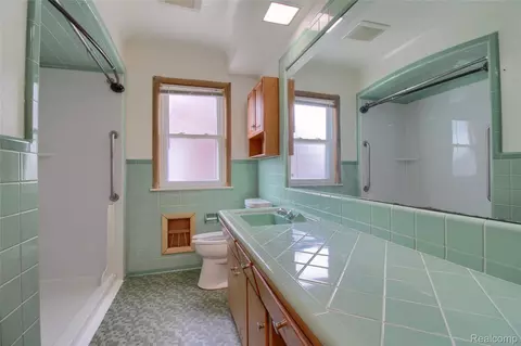 Bath - 17084 Stricker Ave, Eastpointe, MI 48021 photo 1 of 2