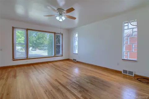 Living - 17084 Stricker Ave, Eastpointe, MI 48021 photo 1 of 4