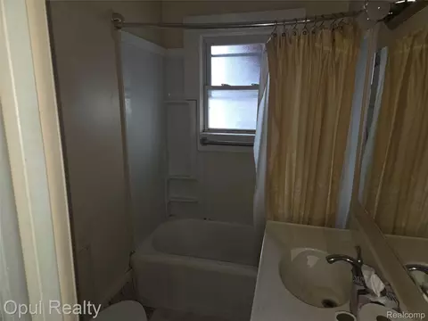 Bath - 35312 Chestnut St, Wayne, MI 48184 photo 1 of 1