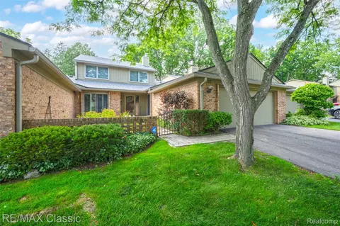 727 Arbor Ct, Bloomfield Hills, MI 48304