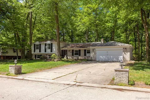 21257 Woodfarm Dr, Northville, MI 48167