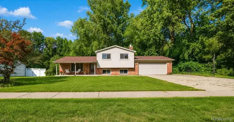 2877 Burgess Hill Dr, Waterford, MI 48329