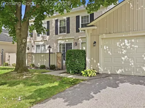 1204 Kings Cove Dr, Rochester Hills, MI 48306