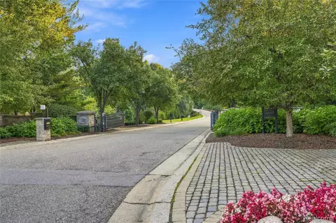 556 Barrington Ct, Bloomfield Hills, MI 48304