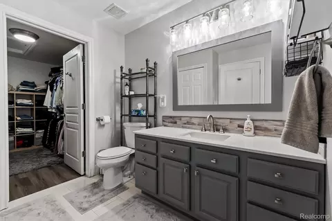 Bath - 22702 Brantingham Rd, Macomb, MI 48044 photo 1 of 5