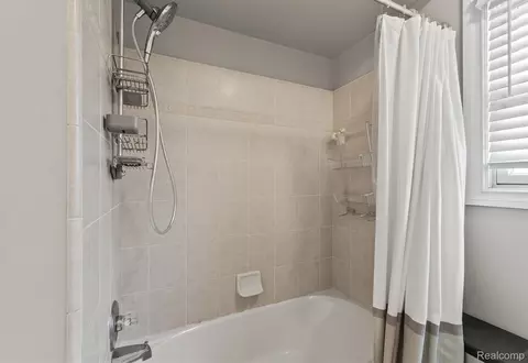Bath - 22702 Brantingham Rd, Macomb, MI 48044 photo 4 of 5