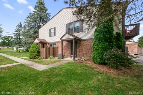 7777 Pontiac Lake Rd, Waterford, MI 48327
