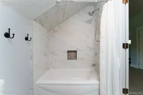 Bath - 3338 Apache Trl, Pinckney, MI 48169 photo 5 of 6
