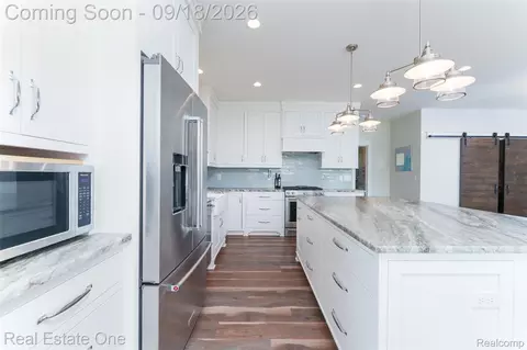 Kitchen - 3338 Apache Trl, Pinckney, MI 48169 photo 3 of 4