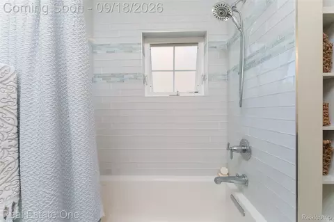 Bath - 3338 Apache Trl, Pinckney, MI 48169 photo 2 of 6