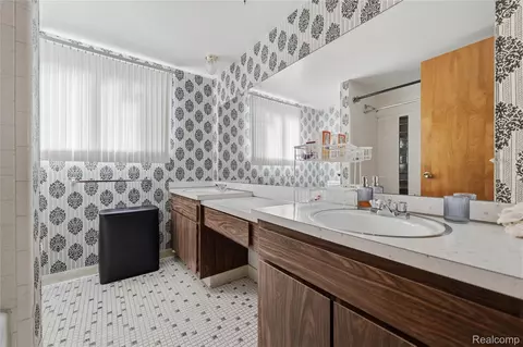 Bath - 14309 Ivanhoe Dr, Warren, MI 48088 photo 2 of 3