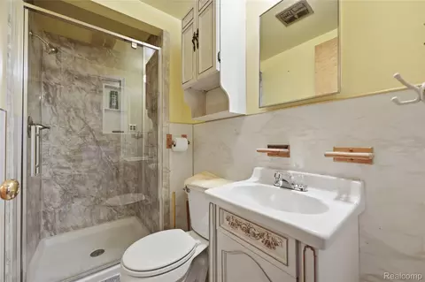 Bath - 14309 Ivanhoe Dr, Warren, MI 48088 photo 1 of 3