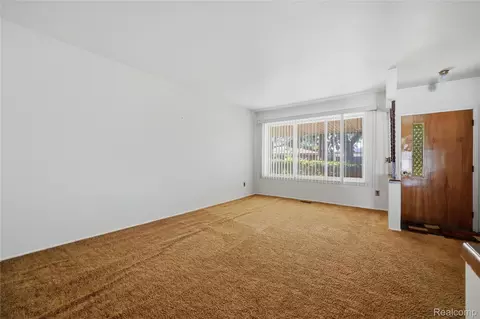 Living - 14309 Ivanhoe Dr, Warren, MI 48088 photo 3 of 4