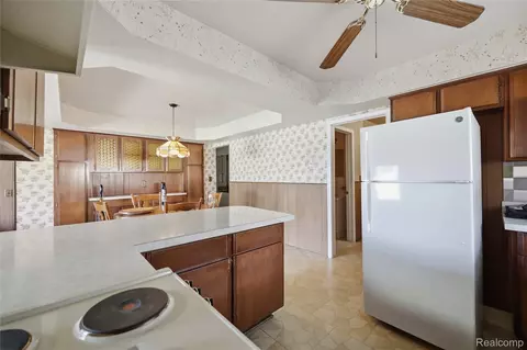 Kitchen - 14309 Ivanhoe Dr, Warren, MI 48088 photo 2 of 2