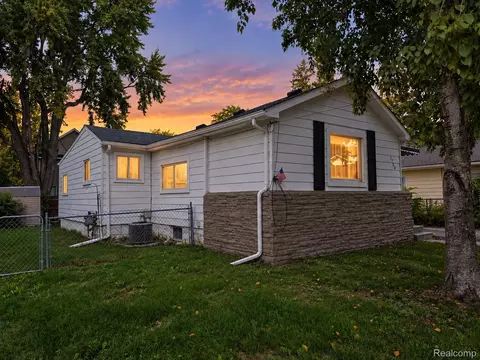 1754 Beechmont St, Keego Harbor, MI 48320