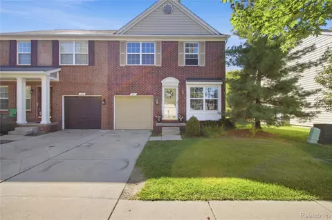 241 Tucker St, Pontiac, MI 48341