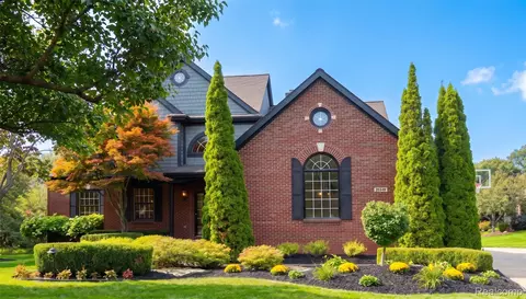 23123 Shinnecock Dr, Lyon, MI 48178