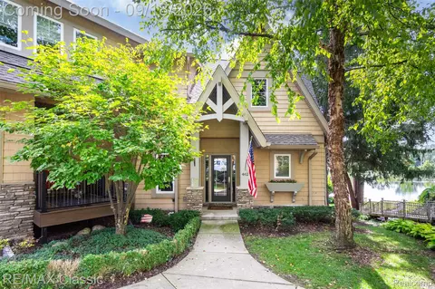 462 Pondview Ln, Milford, MI 48381