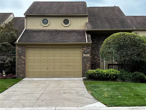 2161 Crystal Dr #8, Rochester Hills, MI 48309