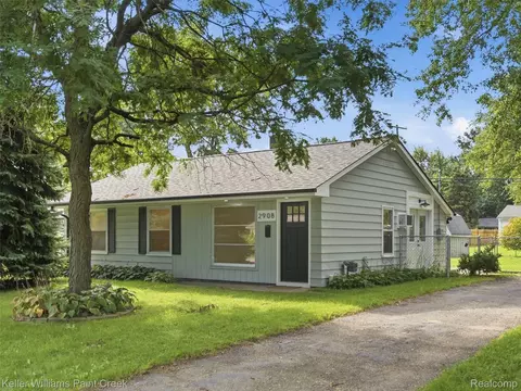 2908 Edna Jane Dr, Auburn Hills, MI 48326