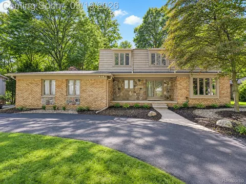 21253 Woodhill Dr, Northville, MI 48167