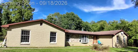 2761 Hiding Pl, Milford, MI 48381