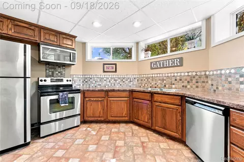 Kitchen - 19344 River Valley Dr, Macomb, MI 48044 photo 6 of 7