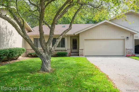 1925 Country Ln, Orion, MI 48360