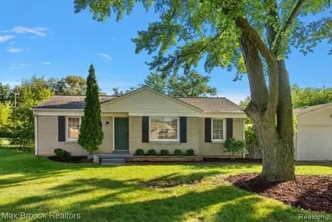 2600 Candlewick Dr, Orion, MI 48359