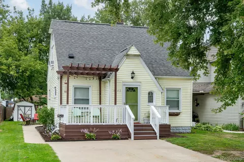 4042 Louella Dr, Waterford, MI 48329