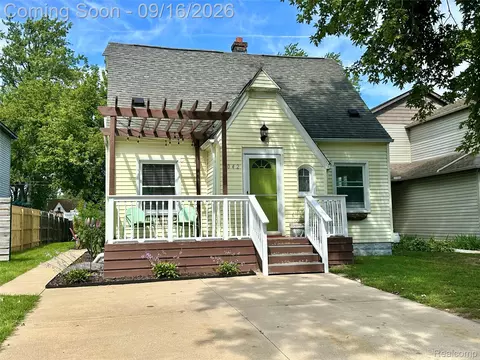 4042 Louella Dr, Waterford, MI 48329