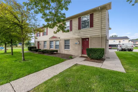 106 Princeton Dr, South Lyon, MI 48178