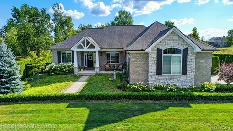 1537 Glass Lake Cir, Oxford, MI 48371