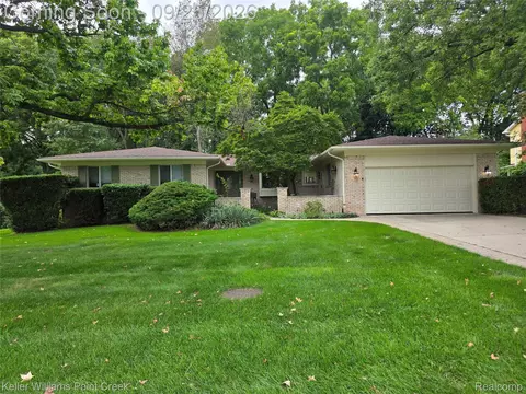 212 Canterbury Trail Dr, Rochester Hills, MI 48309