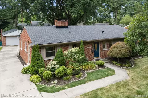 16031 Buckingham Ave, Beverly Hills, MI 48025