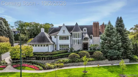 100 Woodland Villa Ct, Birmingham, MI 48009