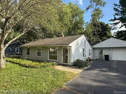 2848 Edna Jane Dr, Auburn Hills, MI 48326