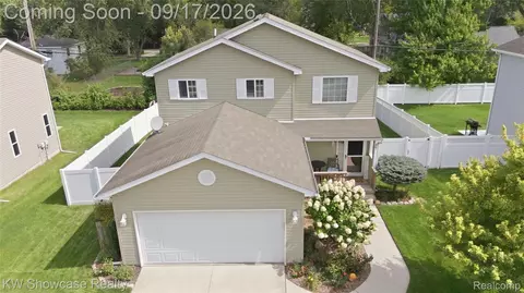 60 Fountain Park Dr, Waterford, MI 48327
