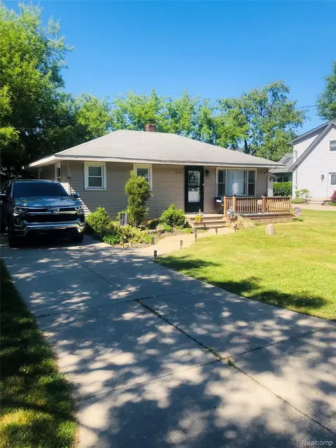 8396 Cooley Beach Dr, White Lake, MI 48386