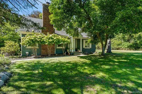 24379 Tamarack Trl, Southfield, MI 48075