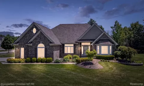 23032 Cheyenne Dr, Lyon, MI 48178