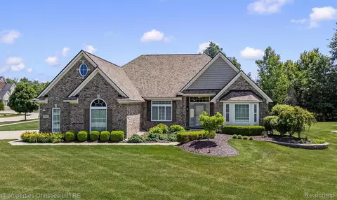 23032 Cheyenne Dr, Lyon, MI 48178