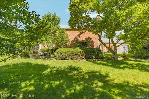 Exterior - 69 Willow Tree Pl, Village Of Grosse Pointe Shores, MI 48236 photo 6 of 11