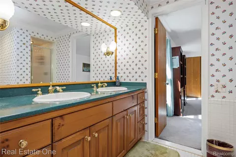 Bath - 69 Willow Tree Pl, Village Of Grosse Pointe Shores, MI 48236 photo 2 of 7