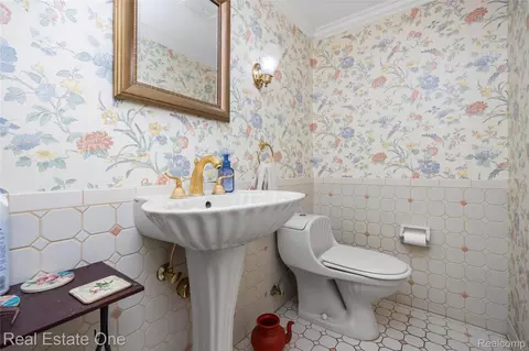 Bath - 69 Willow Tree Pl, Village Of Grosse Pointe Shores, MI 48236 photo 1 of 7