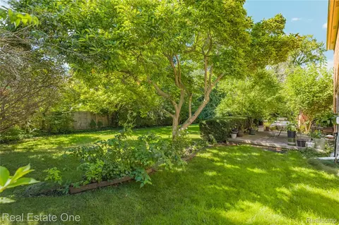 Exterior - 69 Willow Tree Pl, Village Of Grosse Pointe Shores, MI 48236 photo 4 of 11