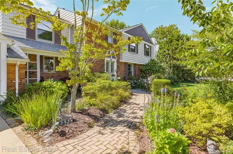 Exterior - 69 Willow Tree Pl, Village Of Grosse Pointe Shores, MI 48236 photo 2 of 11