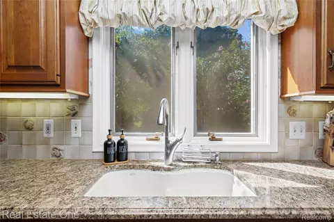 Kitchen - 69 Willow Tree Pl, Village Of Grosse Pointe Shores, MI 48236 photo 3 of 10